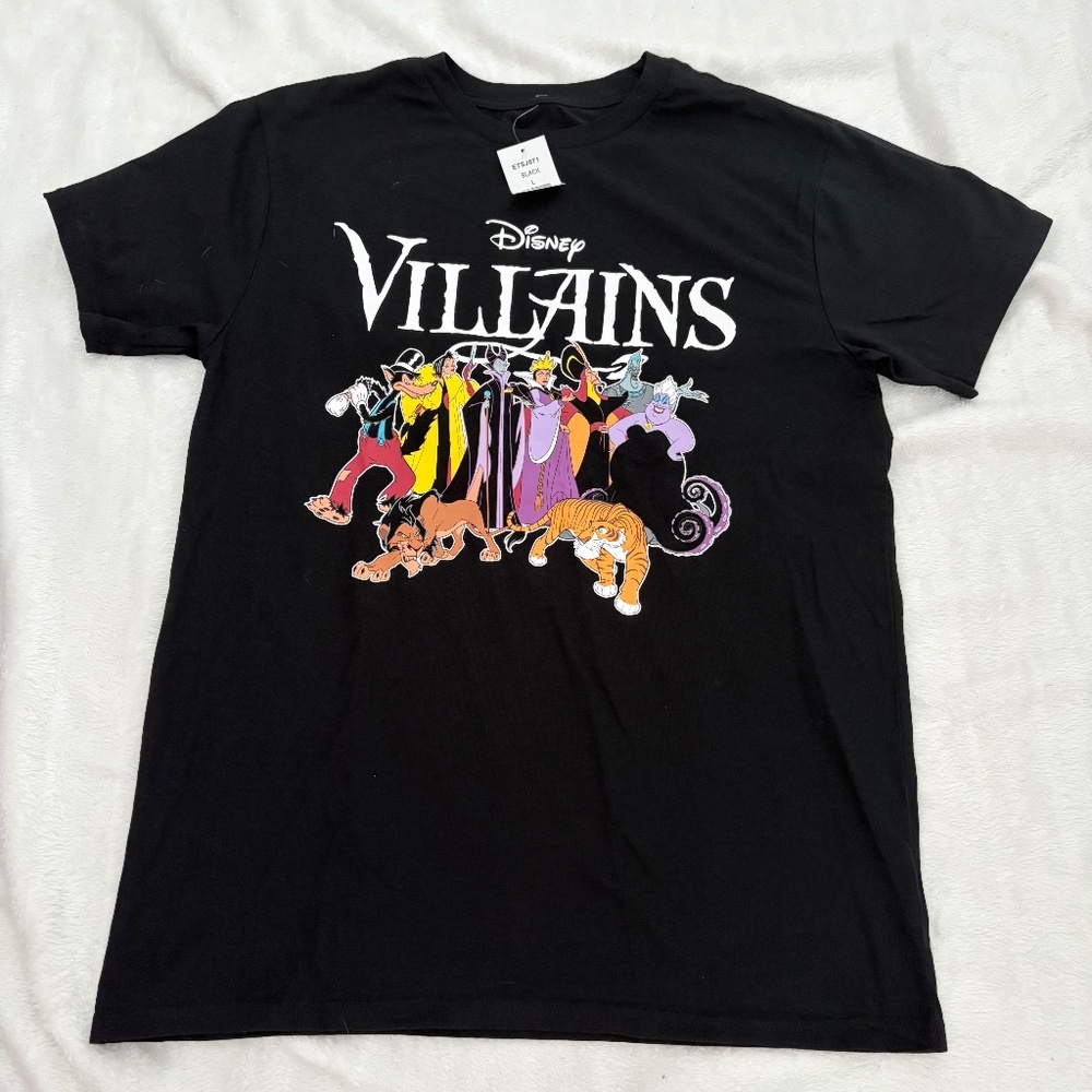 NWT. Disney Villains Graphic tee Unisex Large Black Villains Short Sleve